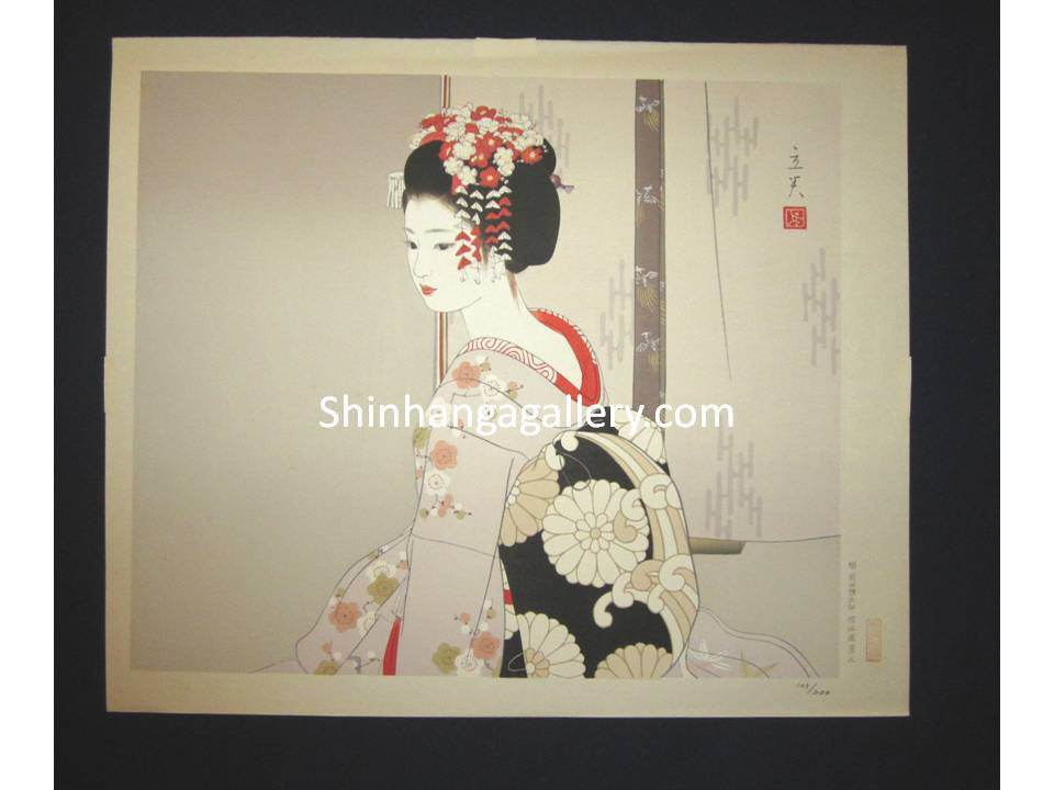 This is AN EXTRA LARGE very rare, beautiful and LIMITED-NUMBER (105/200) original Japanese woodblock print “Maiko” from the Series “Modern Beauties Bijin Ga, Gendai Bijin Fuzoku Gotai” PENCIL SIGNED by the famous Shin-Hanga artist Shimura Tatsumi (1907-1980) published by the famous printmaker YoYoDo in 1970s IN EXCELLENT CONDITION.