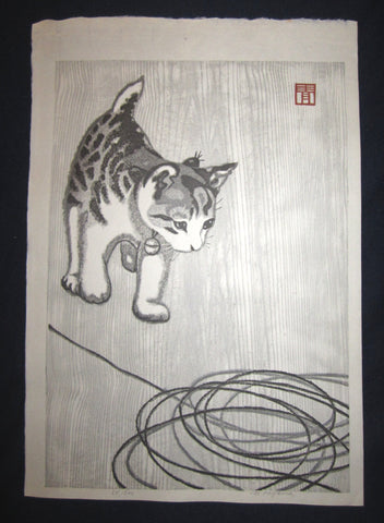 This is an Extra LARGE, very beautiful and rare LIMITED NUMBER (54/100) ORIGINAL Japanese woodblock print masterpiece “Little Cutie Cat Solving Puzzle” PENCIL SIGNED by the famous Showa Sosaku Hanga woodblock print master Aoyama Masaharu (Seiji) (1893-1969), made in the Showa Era IN EXCELLENT CONDITION.