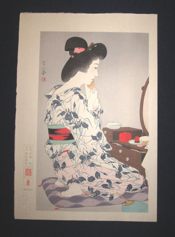 This is an EXTRA LARGE very beautiful and rare Japanese woodblock print “Makejup” signed by the Showa woodblock print master Torii Kotondo (1900-1976)  BEARING THE ORIGINAL ISHUKANKOKAI PUBLISHER WATERMARK IN EXCELLENT CONDITION. 