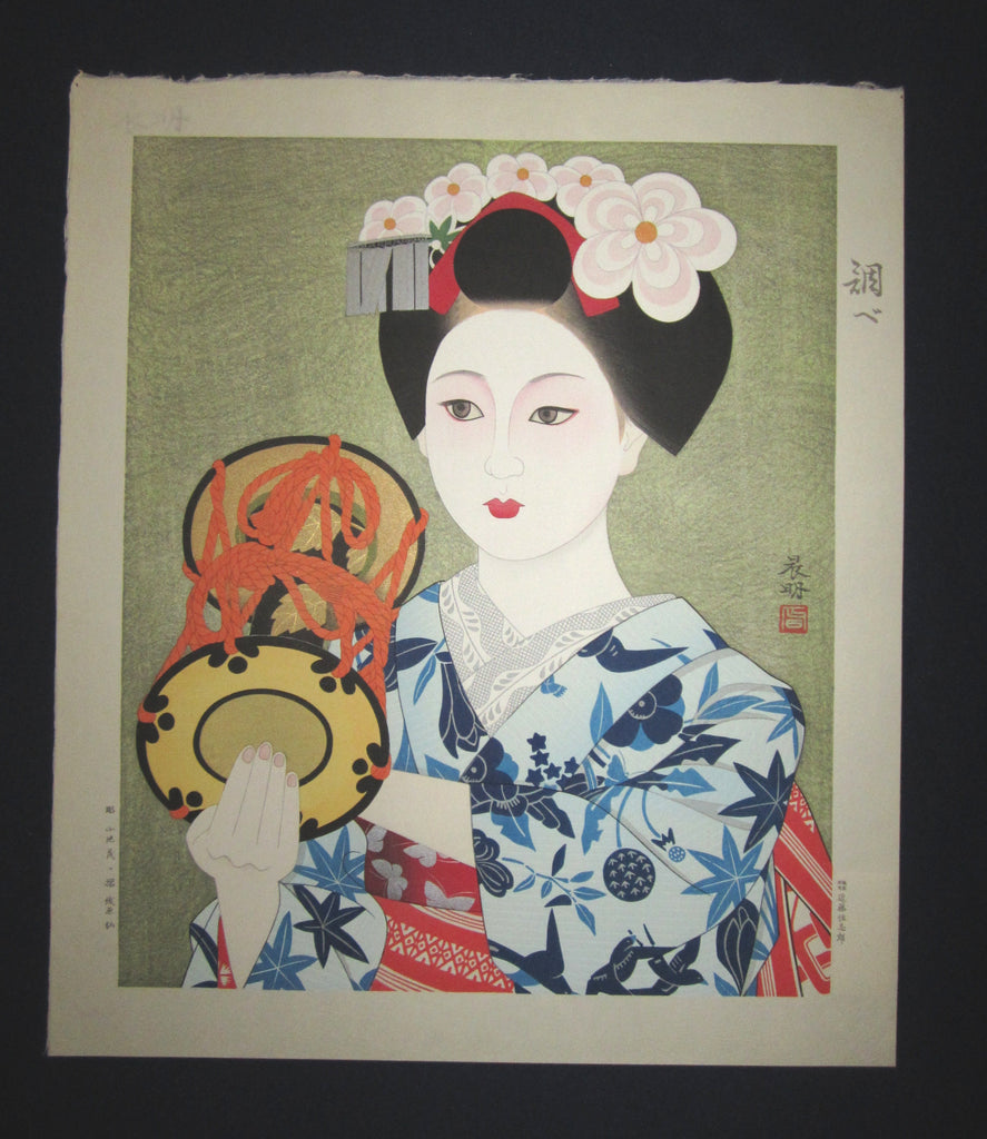 This is a HUGE very beautiful and rare LIMITED-NUMBER (60/300) original Japanese woodblock print “Maiko” Brush SIGNED by the Showa woodblock master Kato Shinmei (1910-1988) published by the famous Takamizawa printmaker made in 1960s IN EXCELLENT CONDITION. 